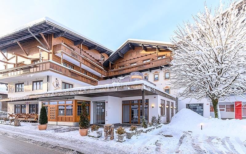 Blick auf das SCOL Sporthotel Zillertal im Winter
